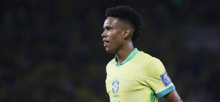 Estêvão celebra un gol con Brasil en un partido por las eliminatorias a la Copa Mundial 2026 entre Brasil y Chile en el estadio Maracaná en Río de Janeiro (Brasil). EFE/ Antonio Lacerda