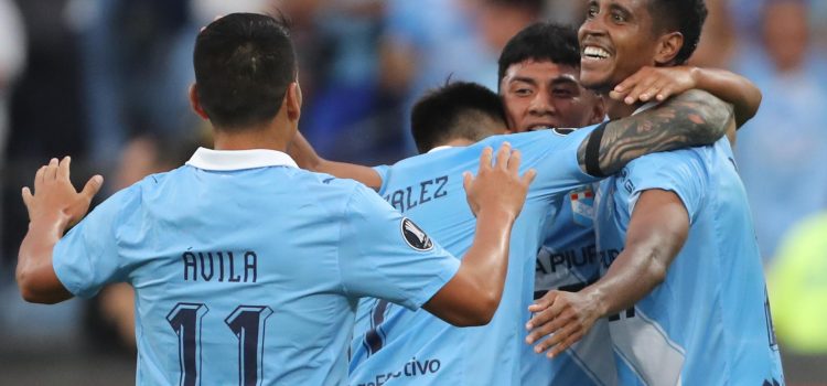 Jugadores de Sporting Cristal celebran un gol en un partido de Libertadores entre Sporting Cristal y Carabobo en el estadio Alejandro Villanueva, en Lima (Perú). EFE/ Paolo Aguilar