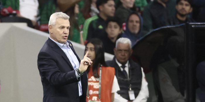 El seleccionador de México, Javier Aguirre, dirige durante un partido amistoso entre México y Portugal en el estadio Banorte de Ciudad de México (México). EFE/ José Méndez