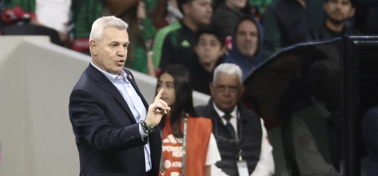 El seleccionador de México, Javier Aguirre, dirige durante un partido amistoso entre México y Portugal en el estadio Banorte de Ciudad de México (México). EFE/ José Méndez