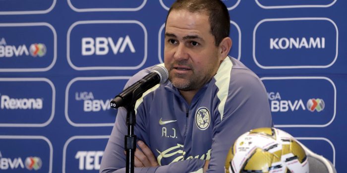 El entrenador de América, Andre Jardine, habla durante una rueda de prensa. Imagen de archivo. EFE/ Hilda Ríos