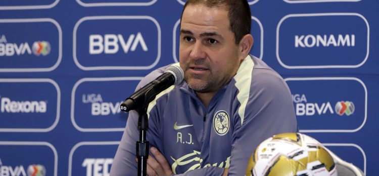 El entrenador de América, Andre Jardine, habla durante una rueda de prensa. Imagen de archivo. EFE/ Hilda Ríos