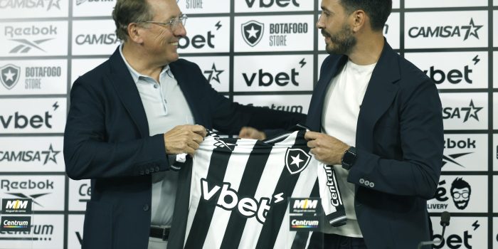 El entrenador Davide Ancelotti (d), posa junto al presidente de Botafogo, John Textor, durante su presentación como nuevo técnico. EFE/ Antonio Lacerda