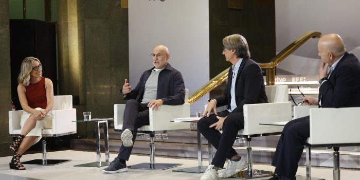 El seleccionador nacional de fútbol, Luis de la Fuente (2i), es entrevistado por los periodistas Luis Villarejo (d), de la Agencia EFE; Juan Carlos Rivero (2d), de TVE, y Silvia Barba, de RNE, en una nueva entrega de 'Los Desayunos' de la Agencia EFE y RTVE, este martes en Madrid. EFE/Chema Moya