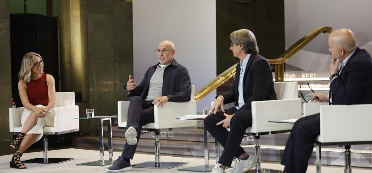 El seleccionador nacional de fútbol, Luis de la Fuente (2i), es entrevistado por los periodistas Luis Villarejo (d), de la Agencia EFE; Juan Carlos Rivero (2d), de TVE, y Silvia Barba, de RNE, en una nueva entrega de 'Los Desayunos' de la Agencia EFE y RTVE, este martes en Madrid. EFE/Chema Moya