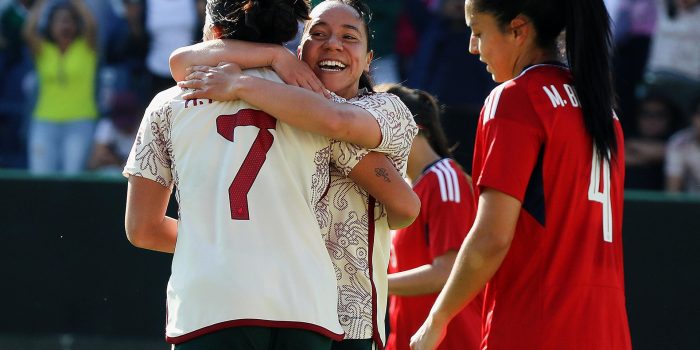 Fotografía de archivo en la que se observan a las jugadoras Kiana Angélica Palacios (i) y Verónica Charlyn Corral (c) de México, celebran un gol. EFE/Luis Ramírez