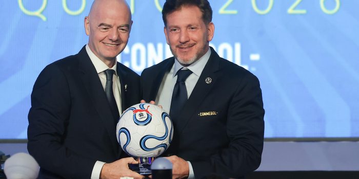 El presidente de la FIFA, Gianni Infantino (i), y el presidente de la Conmebol, Alejandro Domínguez, posan en el 82.º Congreso Ordinario de la Confederación Sudamericana de Fútbol (Conmebol) en Quito (Ecuador). EFE/ José Jácome