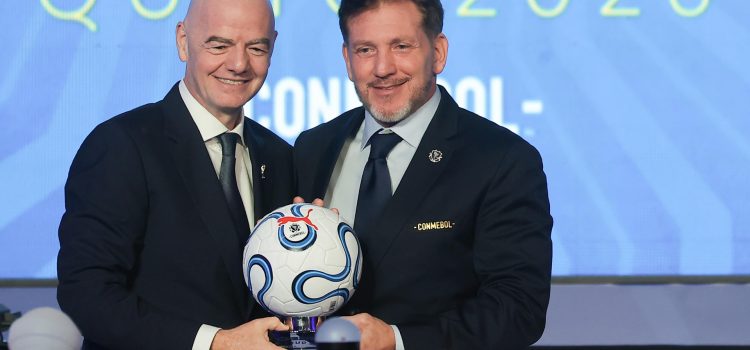 El presidente de la FIFA, Gianni Infantino (i), y el presidente de la Conmebol, Alejandro Domínguez, posan en el 82.º Congreso Ordinario de la Confederación Sudamericana de Fútbol (Conmebol) en Quito (Ecuador). EFE/ José Jácome