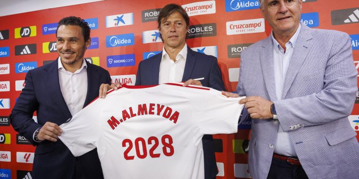El presidente del Sevilla, José María del Nido Carrasco (i); el argentino Matías Almeyda y el director deportivo Antonio Cordón (d), durante su presentación como nuevo entrenador del Sevilla FC, con el que ha firmado un contrato para las próximas tres temporadas y regresa casi 30 años después al club en el que ejerció como futbolista en una campaña, la 1996-1997, cuando el equipo bajó a Segunda División. EFE/ Julio Muñoz