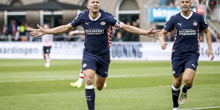 El jugador neerlandés Luuk de Jong, del PSV Eindhoven, celebra el 1-2 duramte el partido de la Eredivisie que han jugado Sparta Rotterdam y PSV en el Sparta Stadion Het Kasteel en Rótterdam, Países Bajos. EFE/EPA/ROBIN VAN LONKHUIJSEN