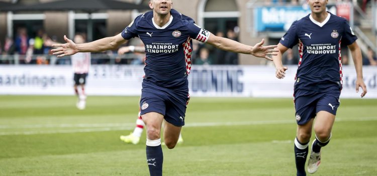 El jugador neerlandés Luuk de Jong, del PSV Eindhoven, celebra el 1-2 duramte el partido de la Eredivisie que han jugado Sparta Rotterdam y PSV en el Sparta Stadion Het Kasteel en Rótterdam, Países Bajos. EFE/EPA/ROBIN VAN LONKHUIJSEN