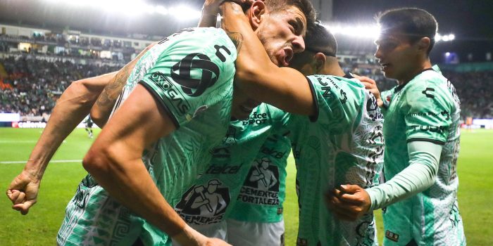 Lucas Di Yorio (i) del León celebra un gol, en una fotografía de archivo. EFE/Luis Ramírez