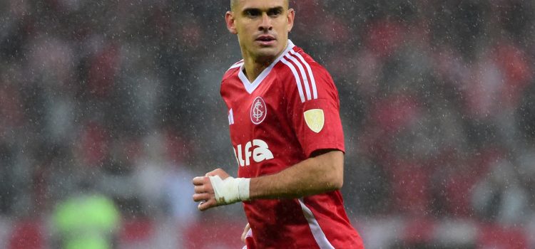 Rafael Santos Borré de Internacional en acción ante Bahía en la Copa Libertadores. EFE/Ricardo Rimoli