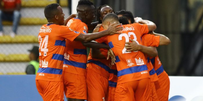 Jugadores de Puerto Cabello celebran un gol este jueves, en un partido de la fase de grupos de la Copa Sudamericana. EFE/ Juan Carlos Hernández