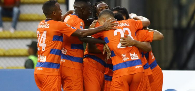 Jugadores de Puerto Cabello celebran un gol este jueves, en un partido de la fase de grupos de la Copa Sudamericana. EFE/ Juan Carlos Hernández