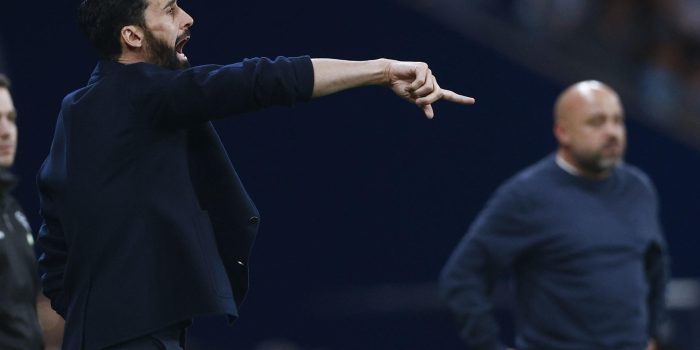 El entrenador del Real Madrid, Álvaro Arbeloa (i), durante el partido de LaLiga de fútbol que RCD Espanyol y Real Madrid disputaron en el RCDE Stadium, en Barcelona. EFE/Quique García
