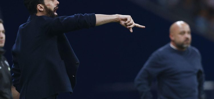 El entrenador del Real Madrid, Álvaro Arbeloa (i), durante el partido de LaLiga de fútbol que RCD Espanyol y Real Madrid disputaron en el RCDE Stadium, en Barcelona. EFE/Quique García