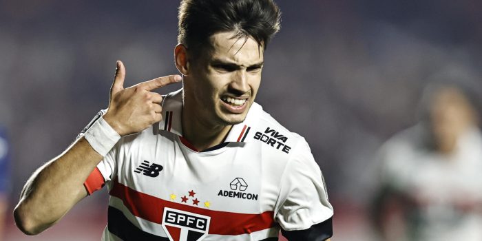 Fotografía de archivo del centrocampista paraguayo del club Sao Paulo, Damián Bobadilla, quien fue denunciado este miércoles por el delito de injuria racial a un rival durante un partido de la Copa Libertadores. EFE/ Isaac Fontana