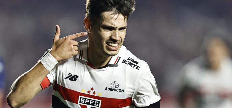 Fotografía de archivo del centrocampista paraguayo del club Sao Paulo, Damián Bobadilla, quien fue denunciado este miércoles por el delito de injuria racial a un rival durante un partido de la Copa Libertadores. EFE/ Isaac Fontana