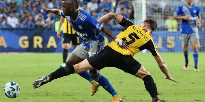 Miler Bolaños (i) de Emelec disputa un balón con Gastón Gil de Guaraní hoy, en un partido de la Copa Sudamericana entre Emelec y Guaraní en el estadio George Capwell en Guayaquil (Ecuador). EFE/ Jonathan Miranda Vanegas