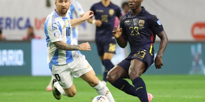 El delantero argentino Lionel Messi (i) en acción contra el centrocampista ecuatoriano Moisés Caicedo (d) en la Copa América 2024. EFE/EPA/LESLIE PLAZA JOHNSON