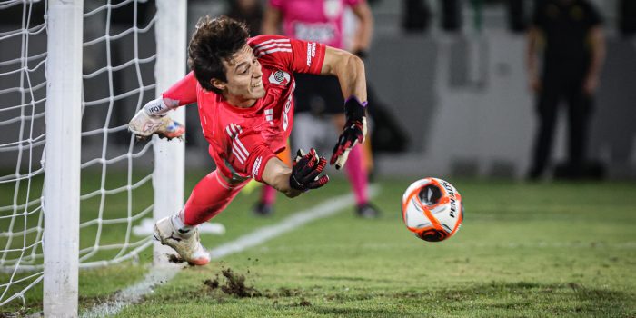 El guardameta juvenil Santiago Beltrán destacó este sábado en el partido amistoso que River Plate ganó en tanda de penaltis a Peñarol en el estadio Domingo Burgueño Miguel de la ciudad uruguaya de Maldonado. EFE/ Gaston Britos