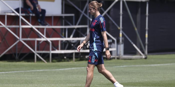 AME3705. LIMA (PERÚ), 28/11/2025.- El entrenador de Flamengo, Filipe Luís, participa en un entrenamiento este viernes, en Lima (Perú). Palmeiras y Flamengo definen este sábado en Lima al primer "tetracampeón" brasileño de la Copa Libertadores, en una final donde el ganador será el primero de Brasil en lucir en sus vitrinas cuatro trofeos del máximo torneo de clubes de Sudamérica. EFE/ José Jácome