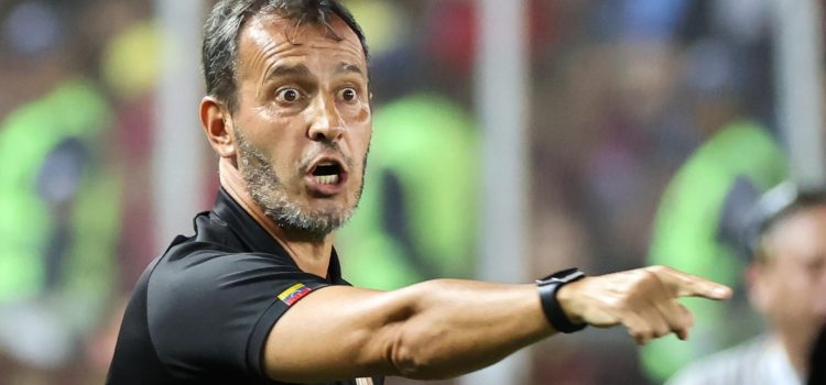 Foto de archivo del seleccionador de Venezuela, el argentino Fernando 'Bocha' Batista, quien este sábado vio caer a sus pupilos por 3-1 en un partido amistoso con Estados Unidos en Fort Lauderdale (Flórida). EFE/ Miguel Gutiérrez