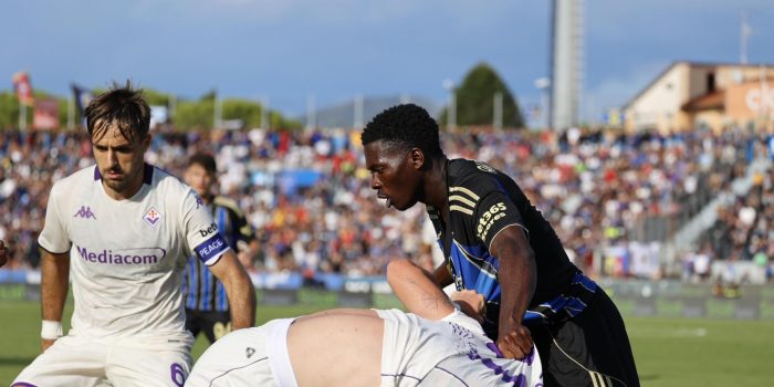 El jugadordel Pisa Ebenezer Akinsanmiro (d) en acción durante el partido de la Serie A que han jugado Pisa SC y ACF Fiorentina en Pisa, Italia. EFE/EPA/ENRICO MATTIA DEL PUNTA