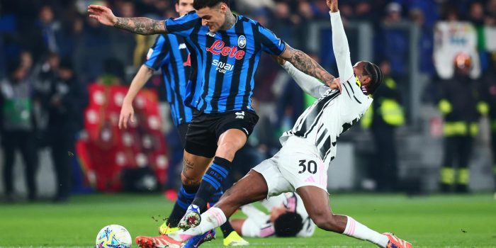 Gianluca Scamacca (i), del Atalanta, y Jonathan Christian David (d), del Juventus, en acción durante el partido de Copa de Italia disputado este jueves en Bérgamo. EFE/MICHELE MARAVIGLIA