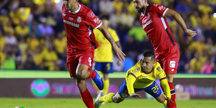 Erick Sánchez (c) de América disputa un balón con Andrés Pereira (i) y Bruno Méndez de Toluca este jueves, en un partido de ida de la final del torneo Clausura 2025 de la Liga MX entre América y Toluca en el estadio Ciudad de los Deportes en Ciudad de México (México). EFE/ Sáshenka Gutiérrez