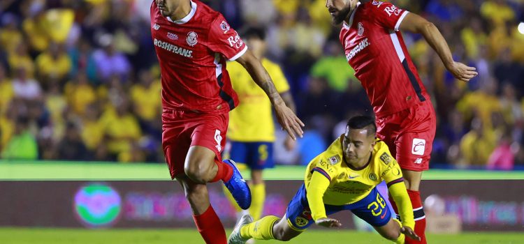 Erick Sánchez (c) de América disputa un balón con Andrés Pereira (i) y Bruno Méndez de Toluca este jueves, en un partido de ida de la final del torneo Clausura 2025 de la Liga MX entre América y Toluca en el estadio Ciudad de los Deportes en Ciudad de México (México). EFE/ Sáshenka Gutiérrez