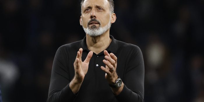 El entrenador de la Real Sociedad Pellegrino Matarazzo al finalizar el partido de la jornada 24 de LaLiga entre el Real Madrid y la Real Sociedad, este sábado en el estadio Santiago Bernabéu. EFE/Sergio Pérez