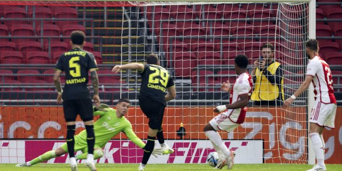 alt El mexicano Santiago Giménez vuelve a marcar en la reanudación del Ajax-Feyenoord