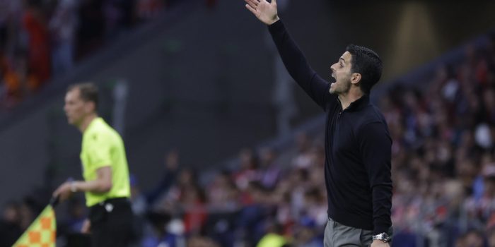 El técnico español del Arsenal, Mikel Arteta, durante el encuentro correspondiente a la ida de las semifinales de la Liga de Campeones que disputan este miércoles Atlético de Madrid y Arsenal en el estadio Metropolitano, en Madrid. EFE / Juanjo Martín.