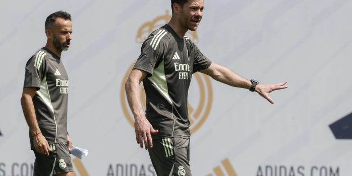 El entrenador del Real Madrid, Xabi Alonso, durante un entrenamiento del equipo en  Madrid. EFE/ RealMadrid  SOLO USO EDITORIAL/SOLO DISPONIBLE PARA ILUSTRAR LA NOTICIA QUE ACOMPAÑA (CRÉDITO OBLIGATORIO)
