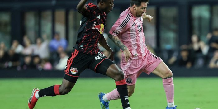 Lionel Messi, del Inter Miami, elude la marca del volante del NY Red Bulls Ronald Donkor, durante un juego de la MLS en el Nu Stadium en Miami. EFE/EPA/CRISTOBAL HERRERA-ULASHKEVICH