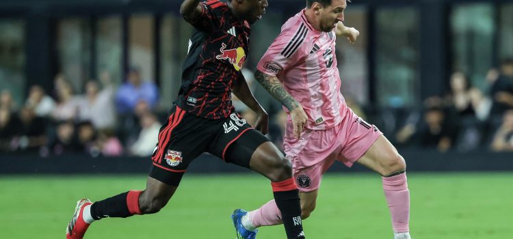 Lionel Messi, del Inter Miami, elude la marca del volante del NY Red Bulls Ronald Donkor, durante un juego de la MLS en el Nu Stadium en Miami. EFE/EPA/CRISTOBAL HERRERA-ULASHKEVICH