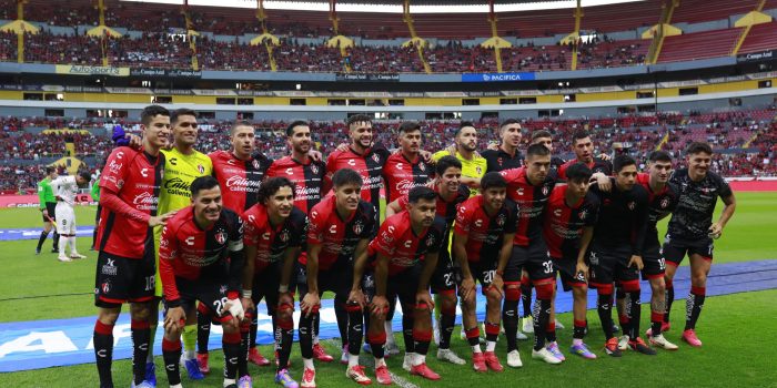 Jugadores de Atlas se forman en un partido de la Liga MX en el Estadio Jalisco, en Guadalajara (México). Fotografía de archivo. EFE/ Francisco Guasco
