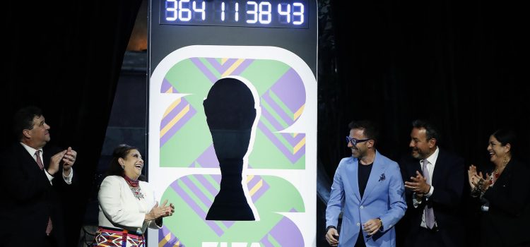 Desde la izquierda, el director del estadio Banorte, Félix Aguirre; la Jefa de Gobierno de la Ciudad de México, Clara Brugada; el exfutbolista italiano Alesandro del Piero; el director de FIFA México, Jurgen Mainka y la secretaria de Turismo de la Ciudad de México, Alejandra Fraustro, asisten a la develación del reloj de la Copa Mundial de la FIFA 2026, en Ciudad de México (México). Imagen de archivo. EFE /Mario Guzmán