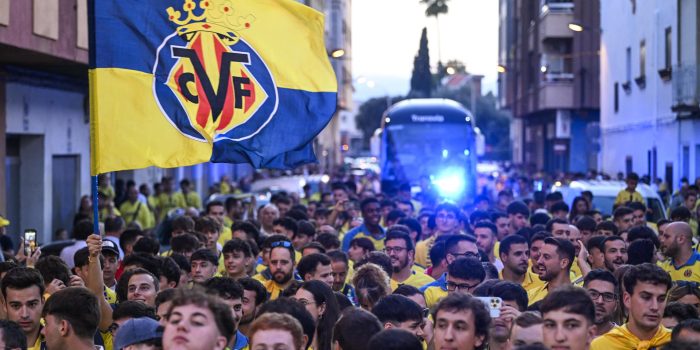 La afición del Villarreal CF recibe al equipo en las afueras del estadio antes de comenzar el partido de primera ronda de Liga de Campeones que Villarreal CF y Juventus de Turín disputaron en el estadio de La Cerámica. EFE/Andreu Esteban