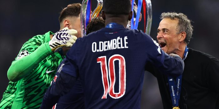Fotografía de Anna Szilagyi, en la que puede verse en una imagen de archivo del 31 de mayo de 2025 al futbolista del PSG Ousmane Dembélé (centro), entre el portero Gianluigi Donnarumma (i) y el entrenador, Luis Enrique Martínez, tras ganar el título de Liga de Campeones frente al Inter de Milán. EFE