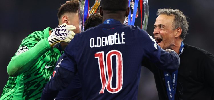 Fotografía de Anna Szilagyi, en la que puede verse en una imagen de archivo del 31 de mayo de 2025 al futbolista del PSG Ousmane Dembélé (centro), entre el portero Gianluigi Donnarumma (i) y el entrenador, Luis Enrique Martínez, tras ganar el título de Liga de Campeones frente al Inter de Milán. EFE