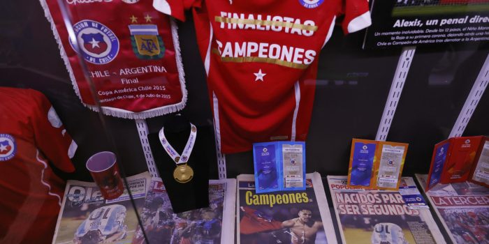 Camisetas, banderines, y fotografías forman parte de una exposición conmemorativa de los diez años de la conquista en Santiago de Chile de la Copa América de 2015, la noche del 4 de julio. EFE/ Elvis González