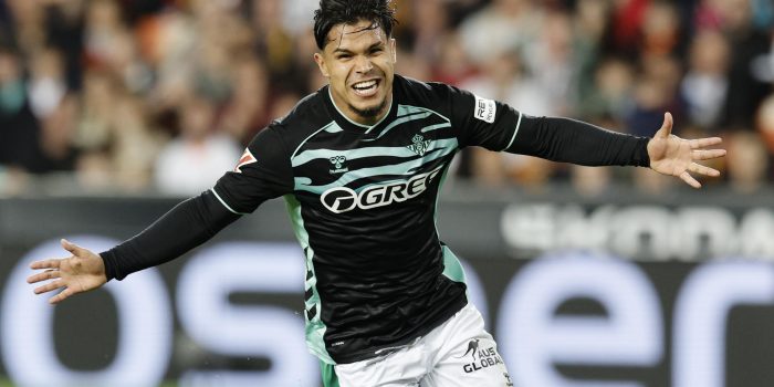 El delantero colombiano del Betis, Cucho Hernández, celebra el primer gol del equipo bético durante el partido de la jornada 12 de LaLiga EA Sports que Valencia CF y Real Betis disputaron en el Estadio de Mestalla. EFE/ Kai Försterling