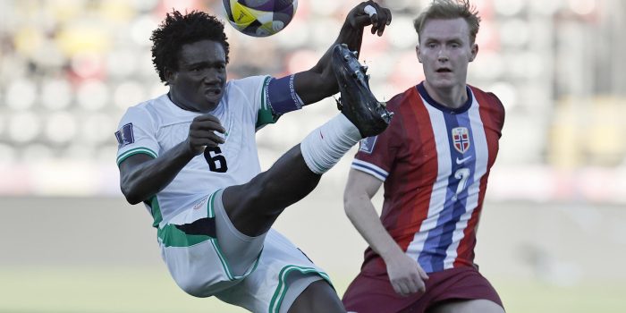 Markus Haaland (d) de Noruega disputa el balón con Daniel Bameyi de Nigeria en un partido de la Copa Mundial Sub20. EFE/ Osvaldo Villaroel