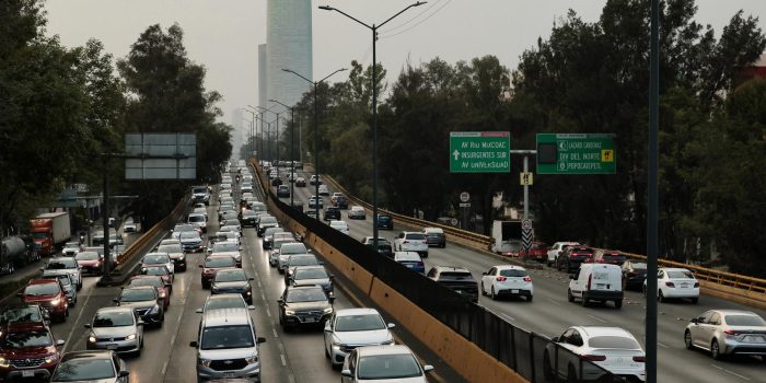 Fotografía de archivo del 10 de marzo de 2026 que muestra el tráfico de vehículos en una avenida en Ciudad de México (México). EFE/ José Méndez