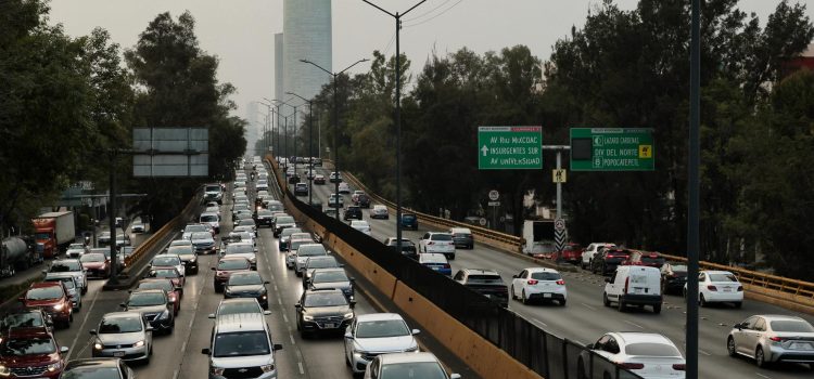 Fotografía de archivo del 10 de marzo de 2026 que muestra el tráfico de vehículos en una avenida en Ciudad de México (México). EFE/ José Méndez