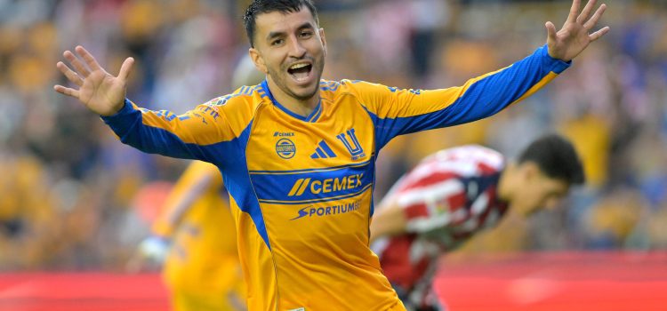 Angel Correa de Tigres celebra un gol en un partido de la Liga MX entre Tigres y Guadalajara en el Estadio Universitario de la ciudad de San Nicolás de los Garza (México). Imagen de archivo. EFE/ Miguel Sierra