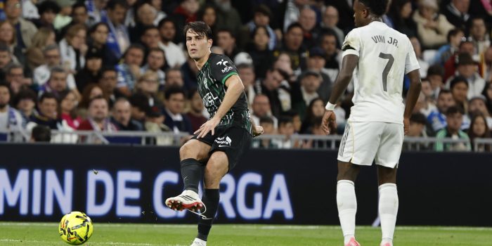 El centrocampista del Elche Federico Redondo (i) durante el encuentro correspondiente a la jornada 28 de Laliga EA Sports que disputaron Real Madrid y Elche en el estadio Santiago Bernabéu, en Madrid. EFE/ Sergio Perez